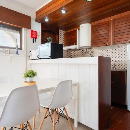 Cozy 1bdr With Spacious Balcony & Pool, Apartment