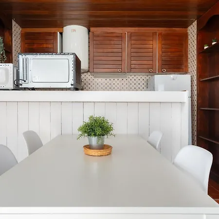 Cozy 1bdr With Spacious Balcony & Pool,